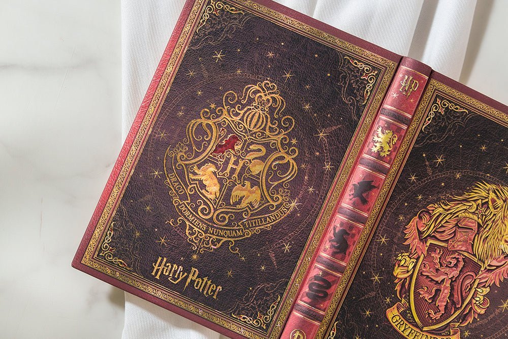 Agenda 2027 PAPERBLANKS Gryffondor - 1 semaine sur 2 pages - Mini - Hardcover - Horizontal - 176p - 9780349720418