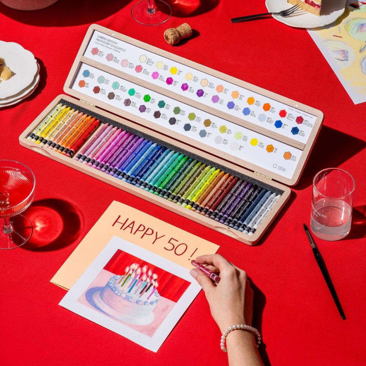 Pastels à la cire aquarellables NEOCOLOR II Aquarelle Édition Spéciale 50 ans - Plumier bois 50 couleurs - CARAN D'ACHE -