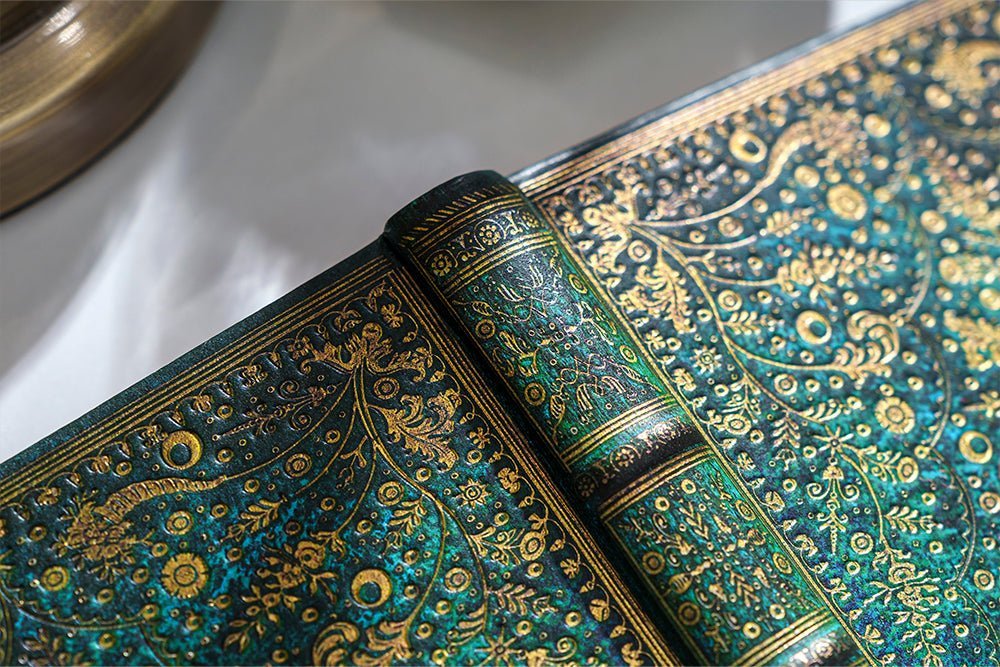 Agenda 2027 PAPERBLANKS Fleur d’Émeraude - 1 semaine sur 2 pages - Grand - Hardcover - Vertical - 176p - 9780349721057