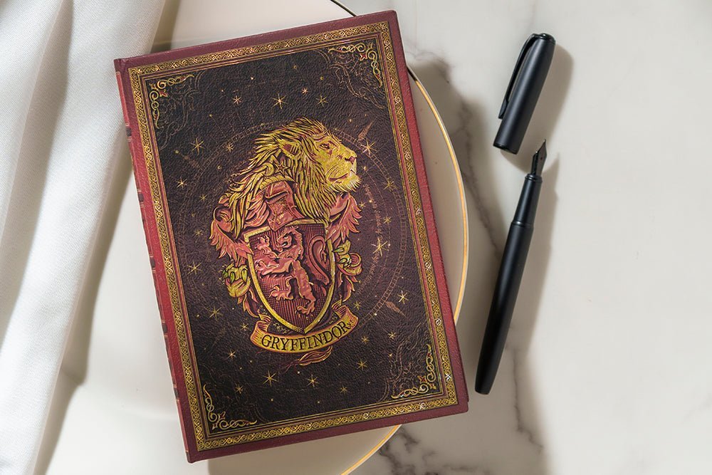 Agenda 2027 PAPERBLANKS Gryffondor - 1 semaine sur 2 pages - Mini - Hardcover - Horizontal - 176p - 9780349720418