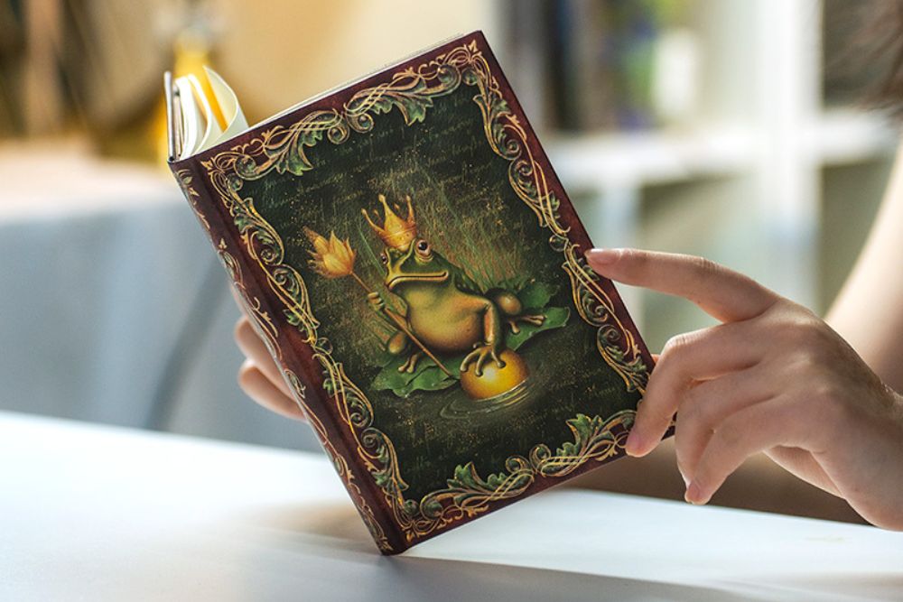 Agenda 2027 PAPERBLANKS Les Frères Grimm, Le Roi Grenouille - 1 semaine sur 2 pages - Midi - Hardcover - Vertical - 176p - 9780349720814