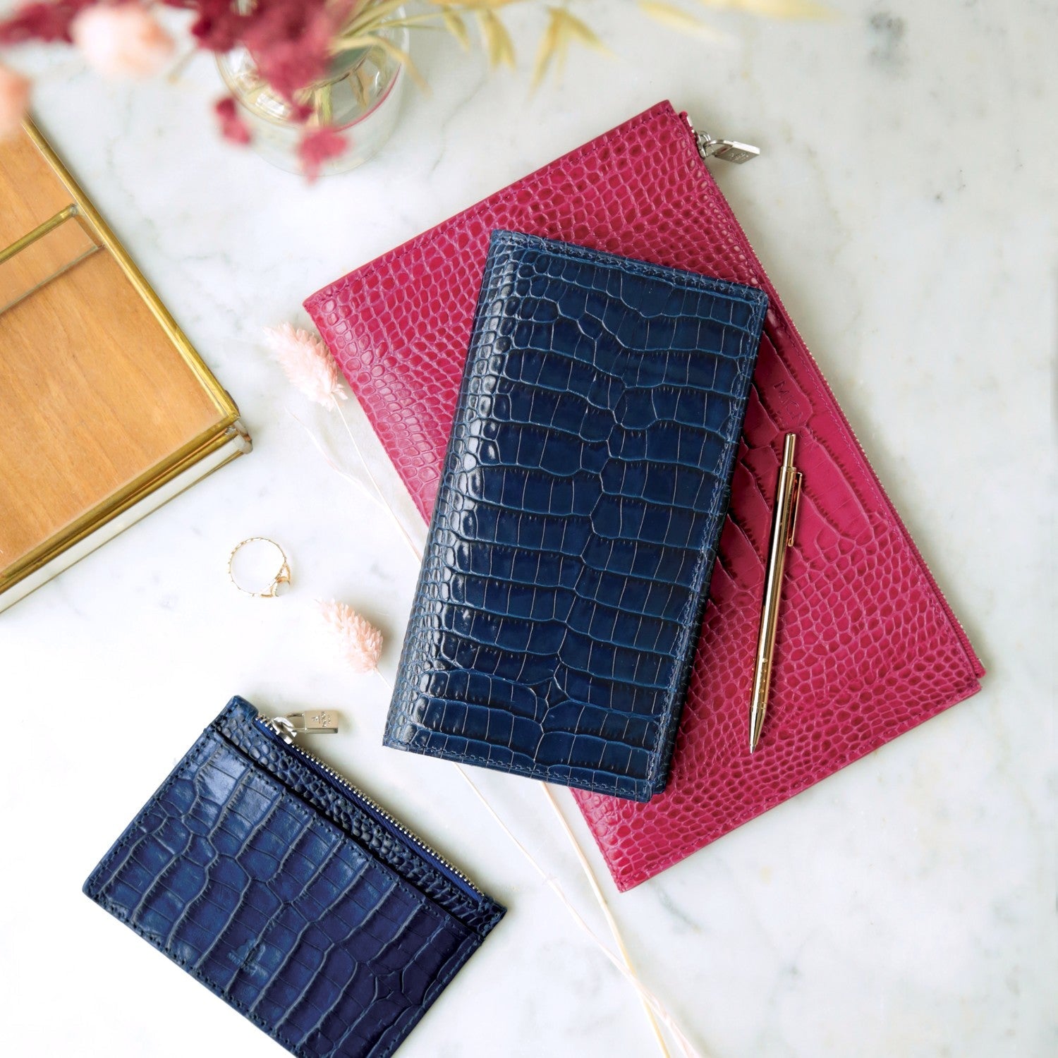 Agenda MIGNON AS16  - 8,8 x 16,5 cm - 1 semaine sur 2 pages - Orientation horizontale - Croco Savannah bleu marine